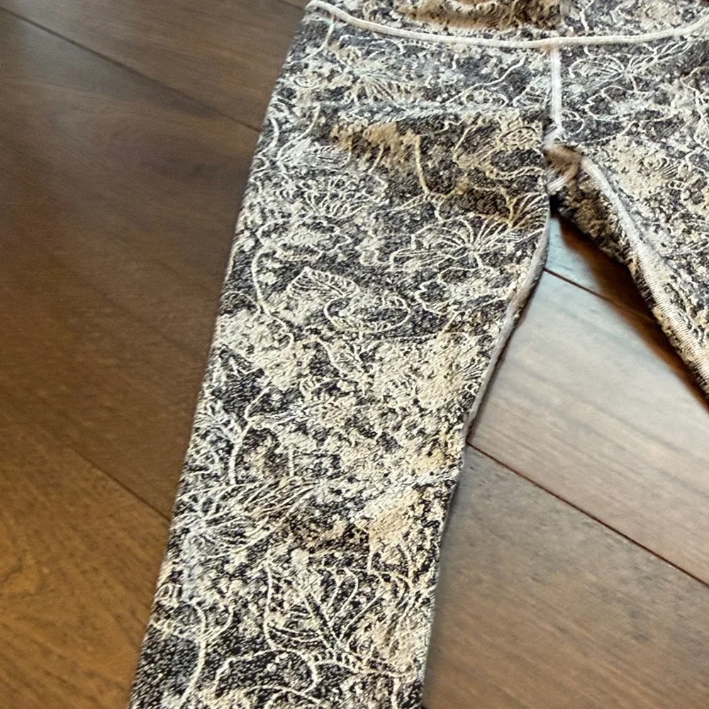 Athleta Elation Graffiti Fleur 7/8 Tight, BLACK/WHITE Size Small C5-036